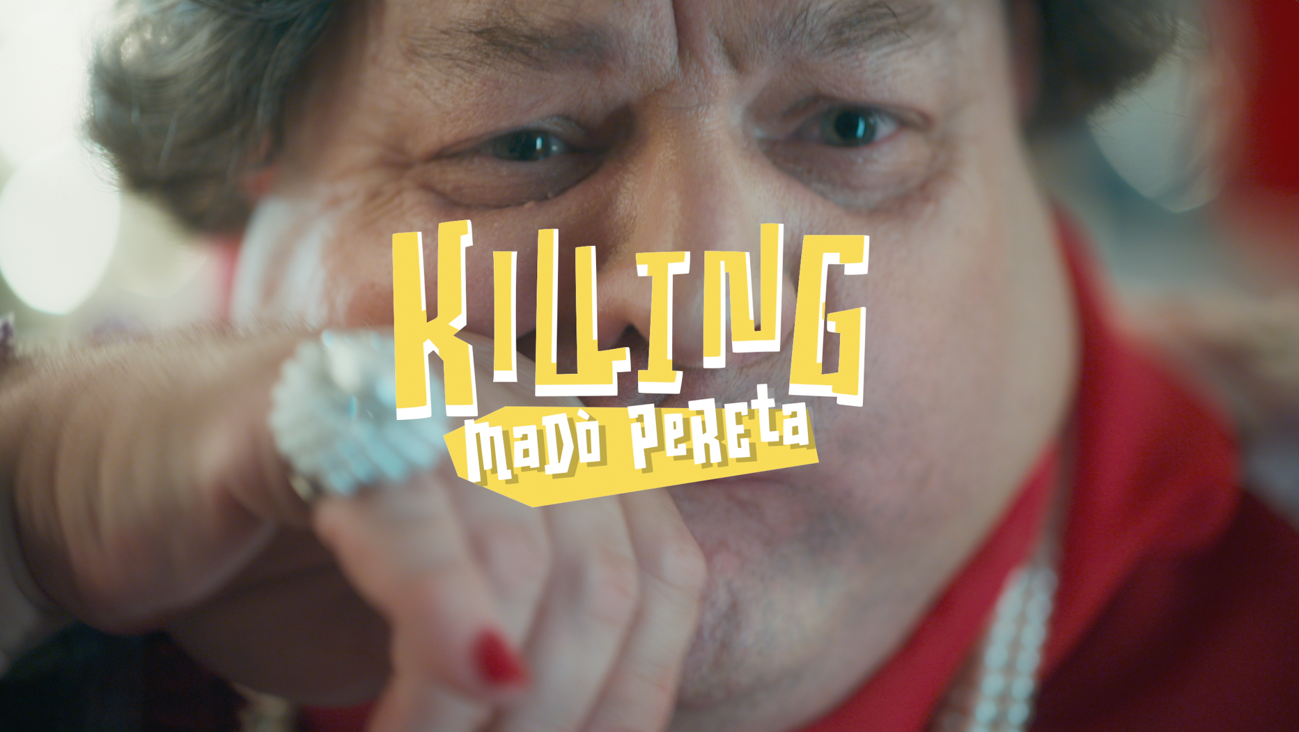 “Killing Madò Pereta”: Joan Carles Bestard ejecuta a su personaje en un delirante funeral de lentejuelas